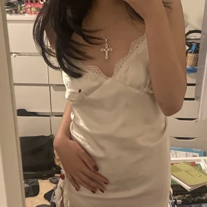 vit klänning - jättefin vit satin klänning med spets detaljer på