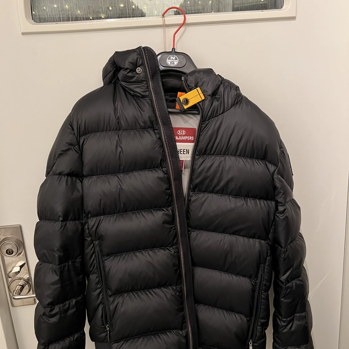 Parajumper, Phareell sheen.