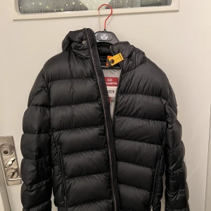 Parajumper, Phareell sheen. - Parajumper Pharrell Sheen, strl S i färgen ”pencil”.  Äkthet garanteras, kvitto samt en qr-kod på jackan finns med. Knappt använd och därmed i utmärkt skick och säljer den då den blivit för liten. Köpt för 6000kr! Priset går att diskutera 