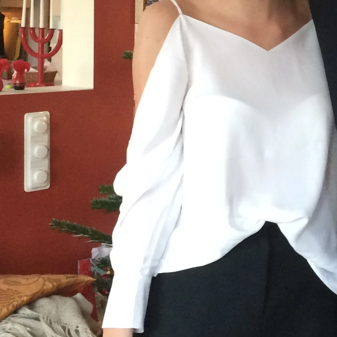 Vit blus öppna axlar