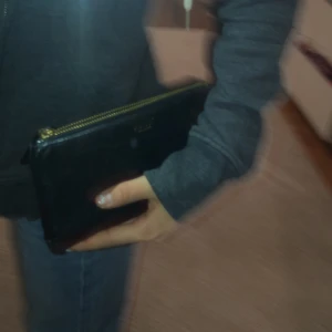 Plånbok - Plånbok ! Äkta läder och svart och köpt i Stockholm för 400 kr 💕