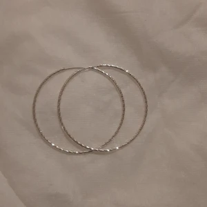 Y2k hoops örhänge - oanvänt och nyligen köpt  y2k stockholmsstil  lana del rey vinyl passar flera stil💕