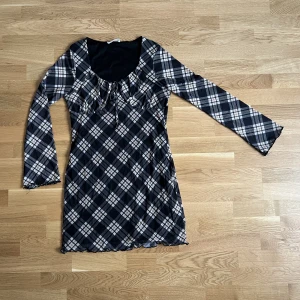 Klänning - Liten klänning med elegant stil och fin design. Använd bara 1 gång, i väldigt bra skick.