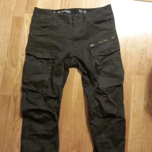 G star raw cargos - Använda sparsamt. Lite korta på mig som är 185. Tack hej