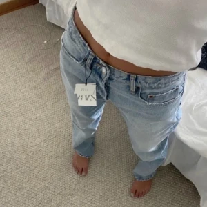 Mid rise straight jeans Zara - Säljer mina mid rise straight jeans den zara i den ljusblåa färgen, toppskick😊(första bilden är lånad)