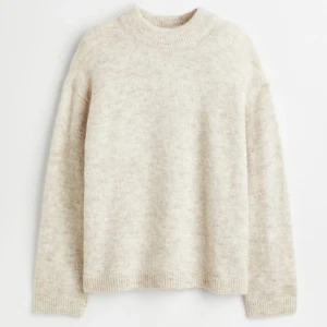 stickad tröja - säljer nu min populära stickade tröja från hm! skriv privat för egna bilder, nypris: 500:- pris o frakt kan diskuteras 😁