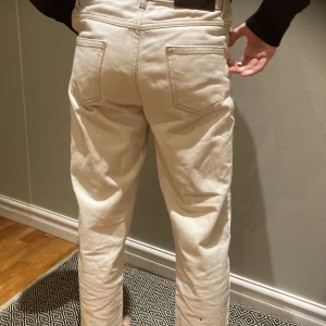 Jeans vida oblekt vita - Jeans vida ben oblekt vita med kontrastsöm.