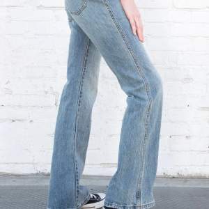 Säljer dessa snygga jeans från brandy mellville då de inte kommer till andvändning, lite slitna längistä ner kan skick bild om önskas. ANDVÄND INTE KÖP NU