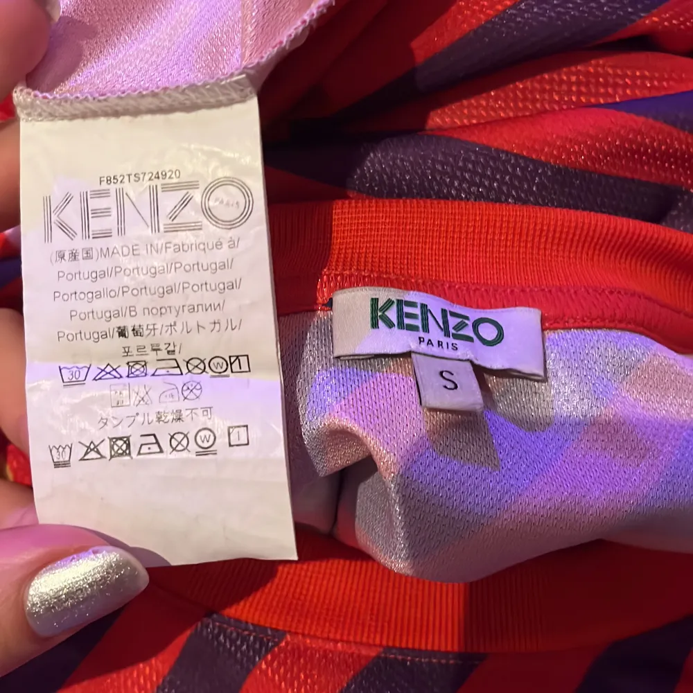 :((( Säljer denna tröja från kenzo Paris. Strl S men ganska lång och fett snigg . T-shirts.