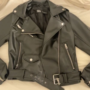 Zara skin jacka - Storlek xs. Perfekt sommar/vår jacka. Inga skador på den. Använd 4-6 gånger. Säljer för att det inte är min stil. Original pris 600 säljer för 200kr