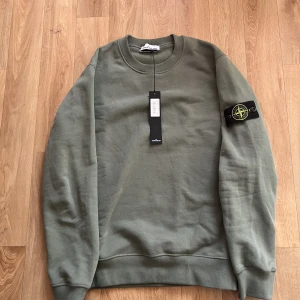 Stone island flaska green tröja - Stoen island flaska green Aldrig andvänd Storlek M Snygg bäkväm qr koden funkar inte är ej säker om den är bra elr inte men kan mötas up i Jkpg