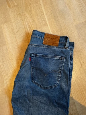 Levis 502 WL34 - Levis 502 i storlek 34, använda få gånger. Nypris 1100kr 8/10 Köparen står för frakt