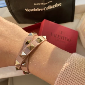 Valentino armband  - Säljer mitt så fina Valentino armband då de inte kommer till användning längre.❤️Hyfsat bra sick och lite färg som har försvunnit på viss ställen, men inget man tänker på! Självklart äkta!!❤️   Kan gå ner i pris vid snap affär!