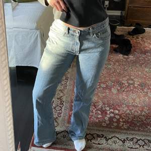 Ett par perfekt boyfriend jeans från Calvin Klein 💌 Storlek 31 står i jeansen! 