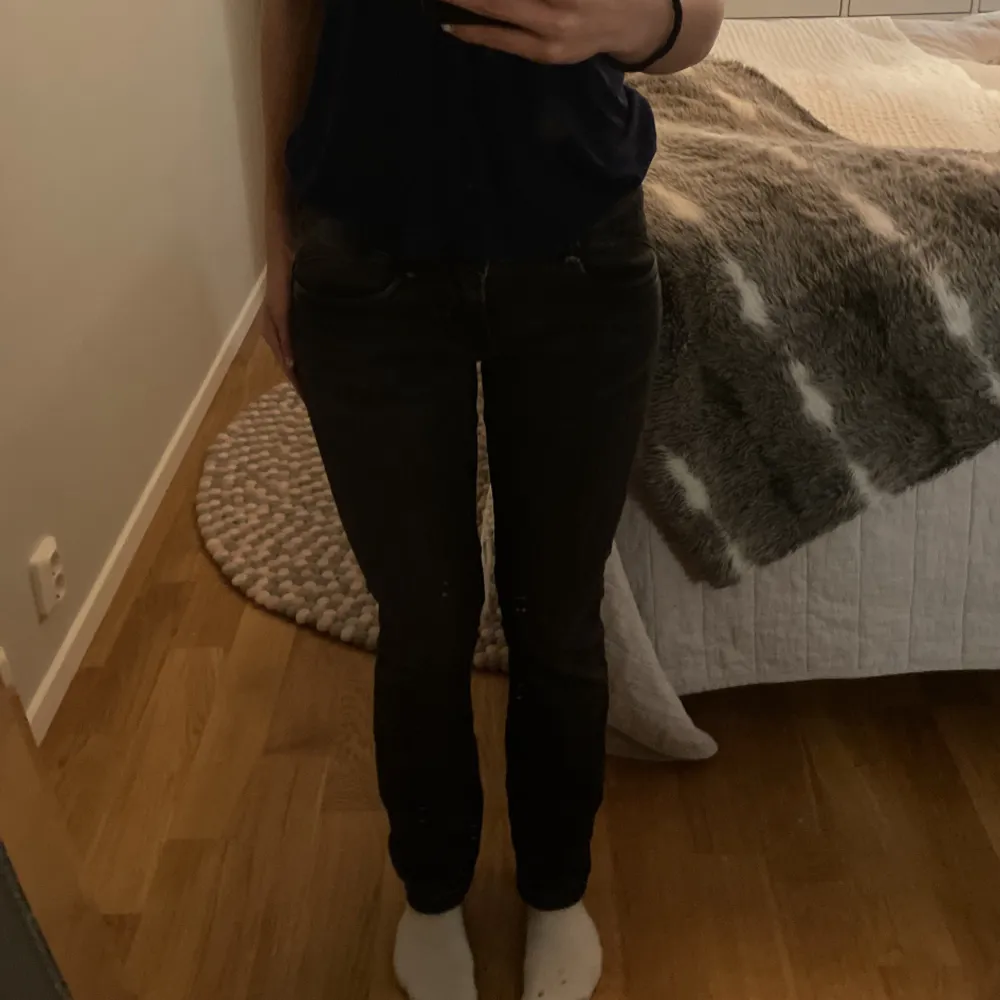 Säljer dessa oanvända lågmidjade jeans från märket pepe jeans. Nypris är runt 700kr 💗 skriv för fler bilder, priset går att diskutera . Jeans & Byxor.