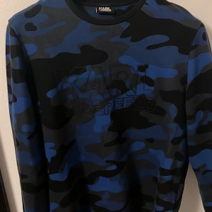 Karl Lagerfeld camo sweater  - Knappt använd riktigt fet camo tröja från Karl Lagerfeld. Nypris runt 1.5 Pm för fler bilder