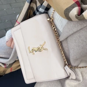 Ysl väska - Ysl väska köpt på den originella sidan , använd den i kanske ett halvår snart.