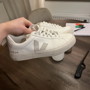 La veja skor - Säljer nu dessa fina skor då jag knappt använder dom. Har använt dom fåtal gånger och köptes i augusti. Storlek 38 och nypris 1400kr! De är i väldigt fint skick. Skriv för fler bilder och om du är intresserad av att köpa ❤️