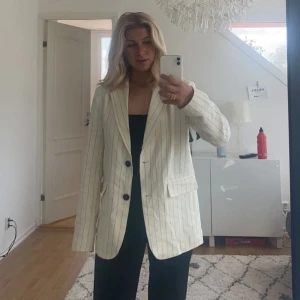 Kavaj  - Säljer denna fina kavajen från Gina tricot! Stl S 🥰