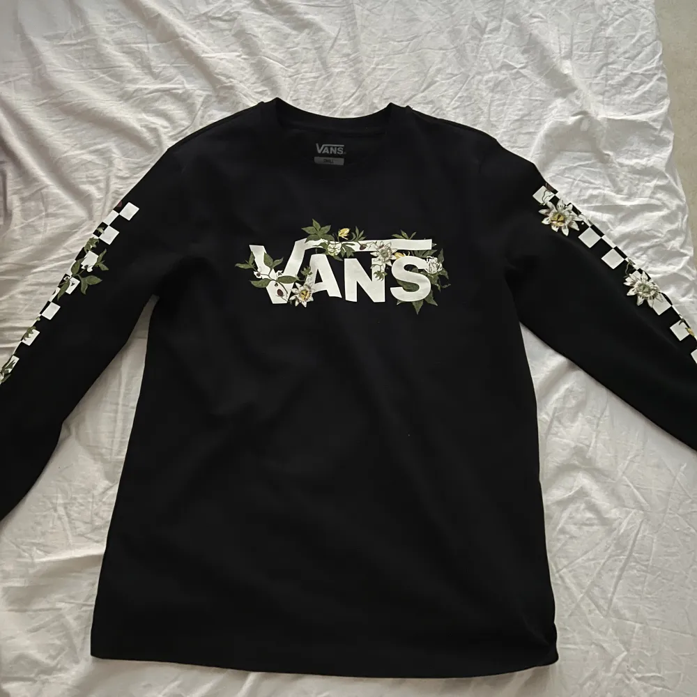 En helt ny och oanvänd Vans tröja i storlek S. Köpt för 569kr och säljer nu  pågrund av fel storlek. . Toppar.