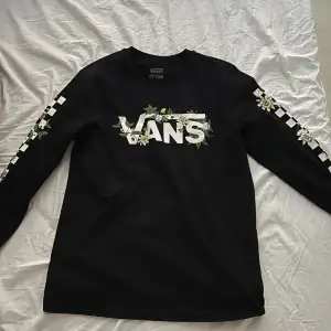 En helt ny och oanvänd Vans tröja i storlek S. Köpt för 569kr och säljer nu  pågrund av fel storlek. 