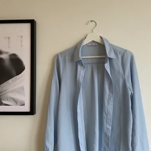 Vårig skjorta🌸 - Ljusblå jättefin skjorta som passar perfekt nu till våren. En fantastiskt fin blå färg och strl 36. Aldrig använd och köparen står för frakten🫶