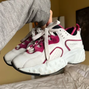 Acne studios manhattan nappa - Superfina sneakers från acne studios i jättebra skick. Köpta för 3700, färgen finns ej kvar att köpa i butik. En av ögglorna längst upp är lite trasig men inget som syns eller märks. Stor i storlek och väldigt bekväma. Orginalförpackning finns kvar.