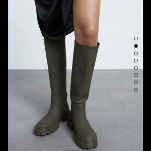 Zara stövlar - Säljer mina fina stövlar från zara då dom inte kommer till användning så obetydligt använda, st 39 🌸 frakt ingår i priset 🥰