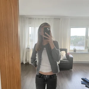 Kofta från STOCKH LM🪩 - Jättesöt kofta från stockh lm som inte säljs längre💕knappt använd så jättefint skick!