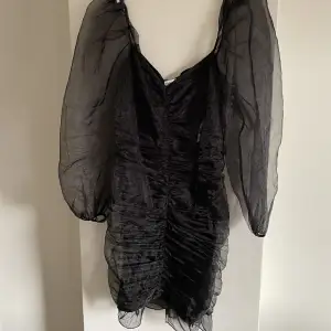 Perfekta svarta klänningen för de flesta tillfällen! Endast använd 2 gånger💕 Frakt tillkommer! 