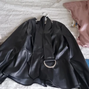 Blus i skinn från bubbleroom - Fin skick