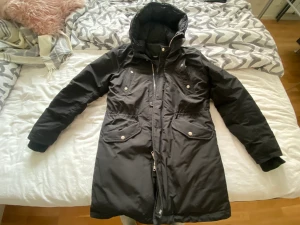 Rockandblue Parka vinterjacka  - Säljer vinterjacka av märket Rockandblue. Storlek S. Varm o skön. Längre variant som sitter tajt o slimmat på kroppen. Massa fickor både på insidan och utsidan. Finns även päls på luvan som går att ta bort. Bra kvalitet och skick på jackan. Storlek 46 (S)