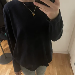 mörkblå tröja  - Finstickad mörkblå tröja från Dea i storlek s.