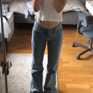 Blåa lågmidjade bootcutjeans - säljer nu mina älskade jeans från Gina, köpta för 400 säljer för 250 men går alltid o diskutera pris! Bra skick och passar 32-34, kom privat för längd och frågor om storlek💞