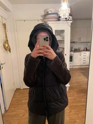 Dunväst - Superlätt dunväst med luva från Cubus Knappt använd strl L (passar mindre för oversize) Nypris 699kr