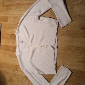 Kofta -  Vit magtröjad kofta från Lindex. Stl 134-140. 