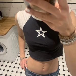 Stjärn topp - Väldigt fin topp med stjärna på. I nyskick då jag aldrig använt den💕