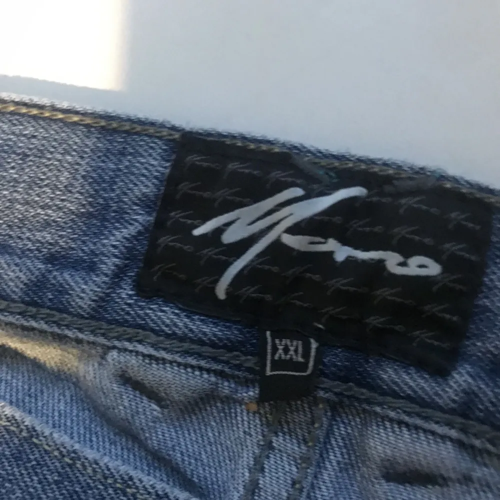 baggy jeans med en al 47 och m16 vid fickorna har använts några gånger . Jeans & Byxor.