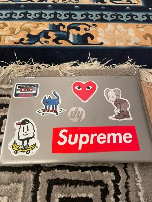 Dator - Laptop ifrån HP  Sätts inte på, funkar inte, behöver reparation samt en spricka på skärmen  Nyköpt för: 9000kr