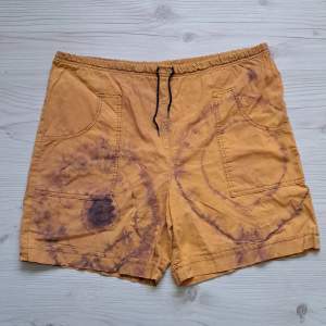 Hemma blekta shorts med batik/tie dye mönster. Ser lite urtvättade ut och har pytte lite vit färg längst ner på benet se bild 3. Ingen resår bara snöre i midjan. 100% bomull