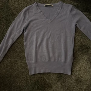 Blå zara stickad tröja  - Kollar intresset för min fina blå/lila v-ringad stickad tröja ifrån zara. Tröjan är i superbra skick och har inga defekter. Säljer för 250 + frakt då jag köpte den för ungefär 350 kr. Storlek S men passar även XS, skriv för fler bilder eller frågor!💗✨