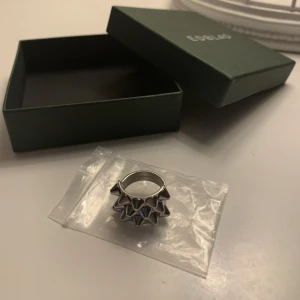 Edblads ring  - Säljer nu denna trendiga ring ifrån Edblad, ringen är i storlek xs och är använd fåtal gånger, även slutsåld! Frakten hamnar antingen på 17kr eller 55kr spårbart! (Box ingår EJ!)
