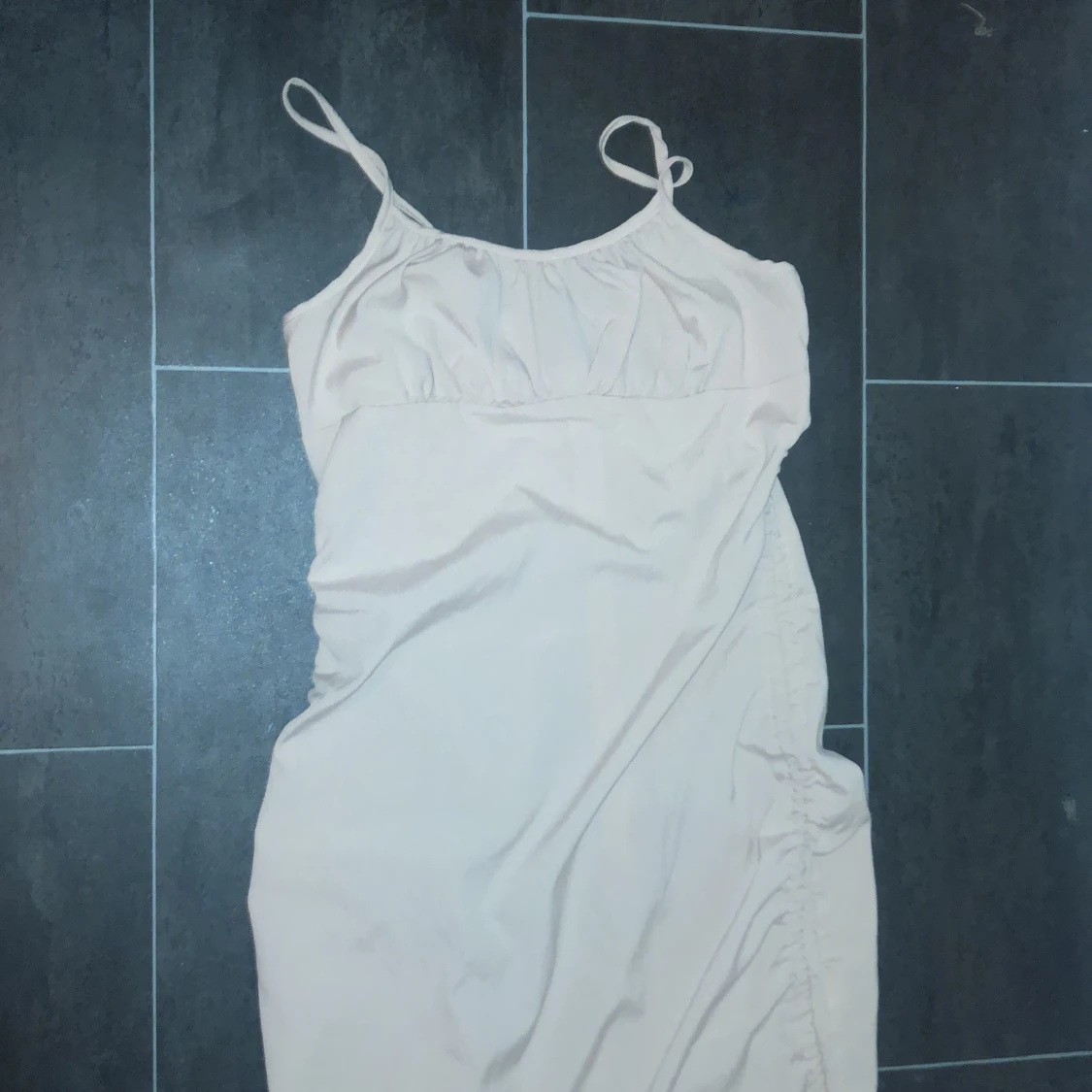 Klänning med dragkedja på ryggen 