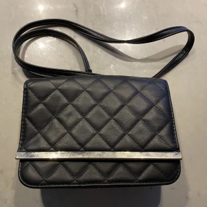 Väska - Svart väska som har legat i garderoben ett tag nu, minns inte vart den kommer ifrån men är nästan precis som ny❤️❤️