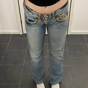 True religion jeans i storlek 32 i midjan och 33 i längden. Säljes då dem inte används längre. Är i mycket bra skick.  Priset kan diskuteras. 