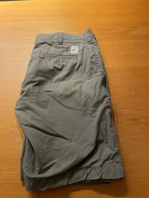 Chinos shorts - Storlek small. Fräscha och bra skick, använda några gånger under en sommar. 