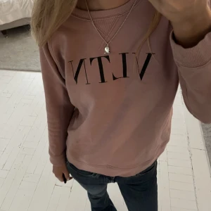 Snygg valentino tröja - Snygg äkta valentino tröja i rosa och svart som köptes för ungefär 5000-6000 för ett par år sedan 