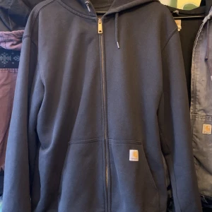 Carharrt Hoodie - Carharrt Hoodie i storlek L. Kolla gärna in min profil för fler plagg. 
