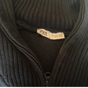 Stickad halv zip up - Dunder snygg blå stickad halv zip up som e väldigt sparsamt använd. Ingen fel säljer ba pga inte kmr t användning.  Skriv för fler bilder;  Pris går eventuellt att diskuteras 💗