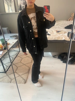 Oversized jeansjacka - Svart oversized jeansjacka i bra skick! Jag är 169 cm:)